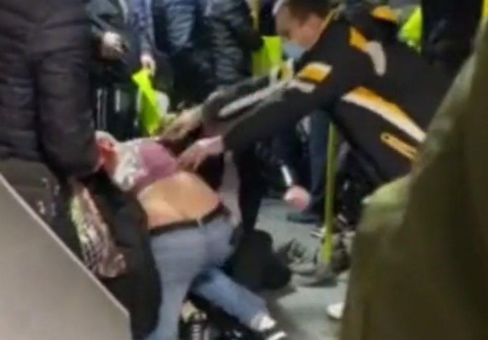 VIDEO +18 // Bătaie masivă pe aeroportul din Chișinău. Mai mulți bărbați s-au încăierat chiar în autobuzul către terminal